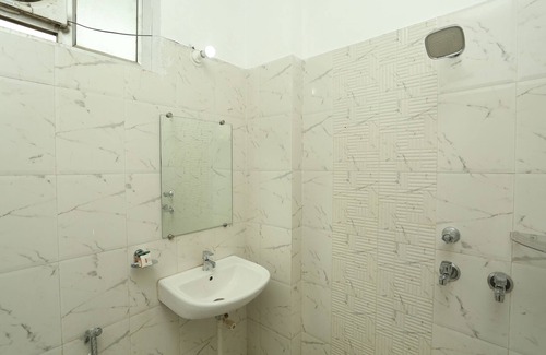 Kalyanpur Hotel | OYO 17204 Vrindawan Galaxy
