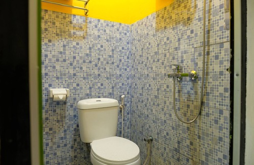 Tanjung Pandan Hotel | OYO 1853 Guest House D'makmoer