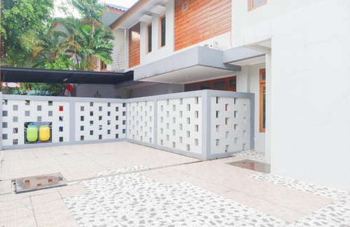 Melawai Hotel | OYO 2196 Ss Homes
