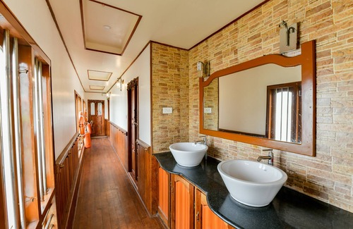 Ambalapuzha Alquiler De Eote | OYO 23047 Rkv Golden Petal Houseboat 3 Bhk