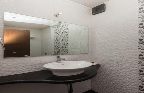 Kopar Khairane Hotel | OYO 23656 Parimeet Hotel