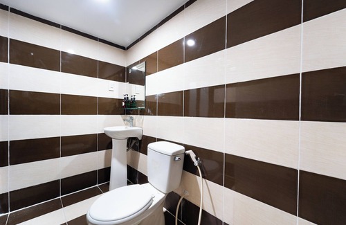 Phu Nhuan Hotel | OYO 261 Binh Dung Hotel