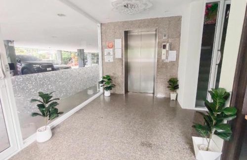 Din Daeng Hotel | OYO 75446 Travis Inthamara 49