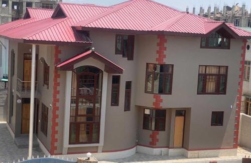 Brein Hotel | OYO 81382 Penthouse Villa