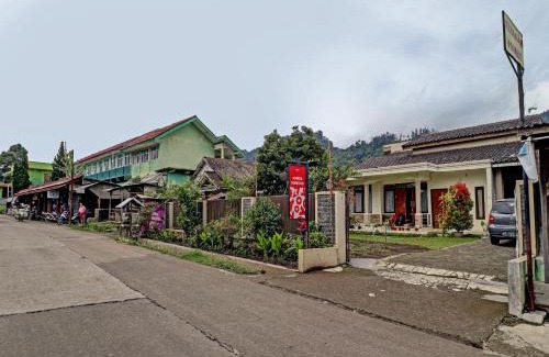 Lembang Hotel | OYO 90454 Adinda Homestay Cibodas Lembang