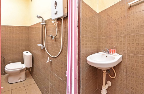 Kampung Mawar Hotel | Oyo 90605 Nurulhuda Langkawi Hillview Roomstay