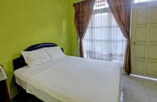 Praya Hotel | OYO 92849 Hotel Dienda Hayu Near Alun Alun Tastura
