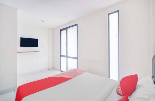 East Jakarta Hotel | OYO 93958 J&B Smart Jatinegara