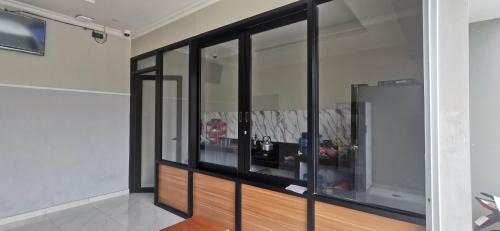 Samarinda Hotel | OYO 94667 Madina Homestay