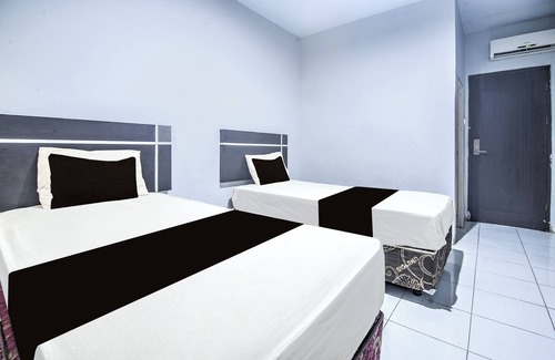 Panakkukang Hotel | OYO 94781 Hotel Lucky Inn Makassar