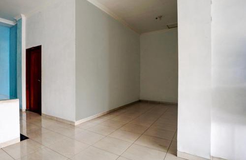 Blitar Hotel | OYO 94818 Sabina House Syariah