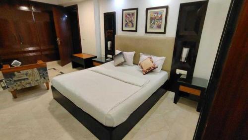 Kalkaji Hotel | OYO Flagship Hotel Pleasent Joy