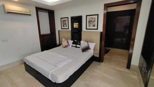 Kalkaji Hotel | OYO Flagship Hotel Pleasent Joy