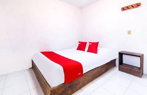 Barrio de Mexicanos Hotel | OYO Hotel La Luna