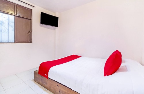 Barrio de Mexicanos Hotel | OYO Hotel La Luna