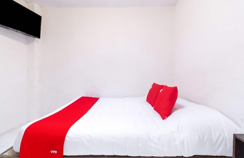 Barrio de Mexicanos Hotel | OYO Hotel La Luna