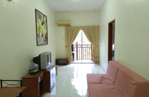 Larut Hotel | OYO HOME 90301 Suria Service Apartments @ Bukit Merak Laketown Resort