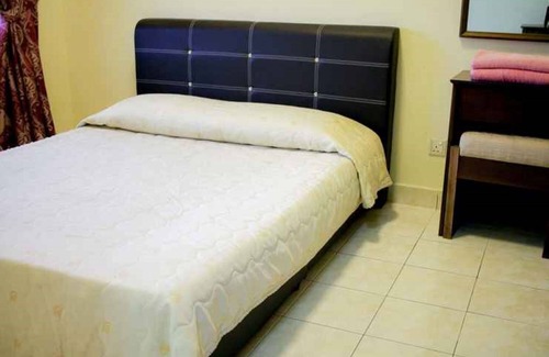 Larut Hotel | OYO HOME 90301 Suria Service Apartments @ Bukit Merak Laketown Resort