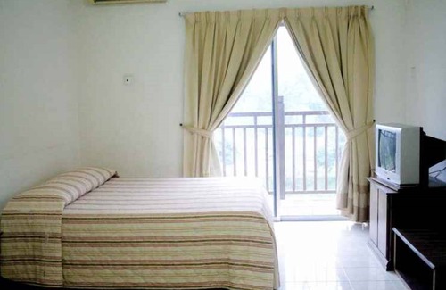 Larut Hotel | OYO HOME 90301 Suria Service Apartments @ Bukit Merak Laketown Resort