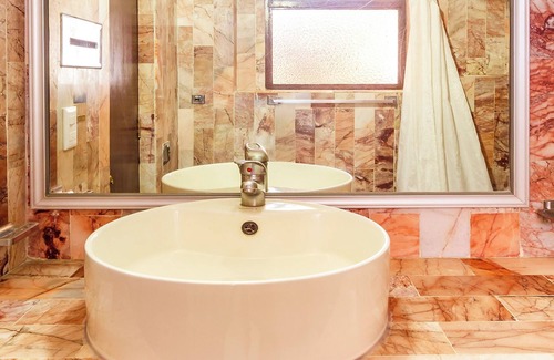 Americana Hotel | OYO Hotel Del Parque