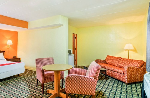 Peoria Hotel | OYO Hotel Downtown Peoria I-74