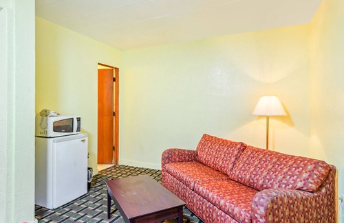Peoria Hotel | OYO Hotel Downtown Peoria I-74