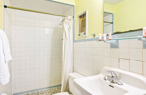Peoria Hotel | OYO Hotel Downtown Peoria I-74