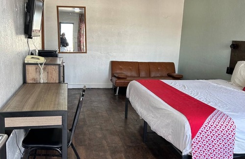Peoria Hotel | OYO Hotel Downtown Peoria I-74