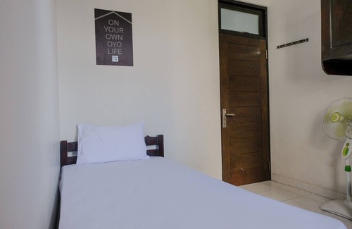 Dinoyo Hotel | OYO Life 2744 Guest House Qudsi
