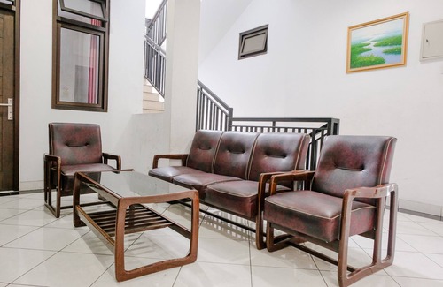 Dinoyo Hotel | OYO Life 2744 Guest House Qudsi