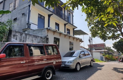 Dinoyo Hotel | OYO Life 92622 Jatiluhur Kost Syariah