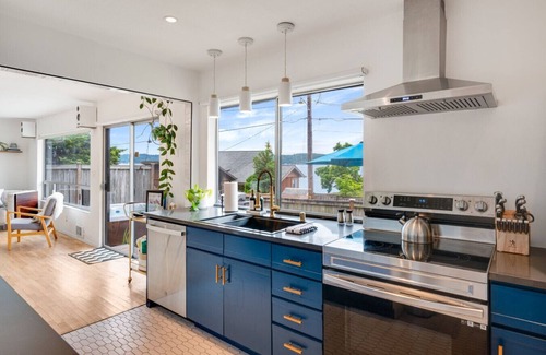 Belfair Casa | Oyster Pine Retreat - Waterfront w/Hot Tub & Kayak