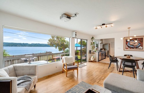Belfair Casa | Oyster Pine Retreat - Waterfront w/Hot Tub & Kayak