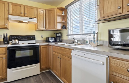 Chincoteague Cabaña | Oystercatcher - Pet Friendly and Great Views!