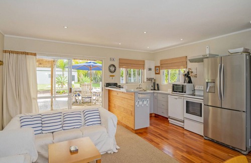 Cooks Beach Cabaña | Oysters Retreat - Cooks Beach Holiday Home