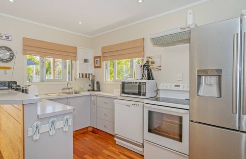 Cooks Beach Cabaña | Oysters Retreat - Cooks Beach Holiday Home