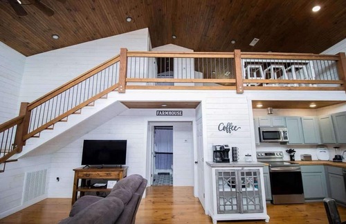 Compton Casa | Ozark Escape - Hot Tub, Mountain Views, Near River