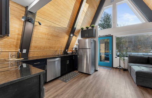 Omaha Casa | Ozark Outside Oasis Creek-View Hot Tub* Bkfast inc