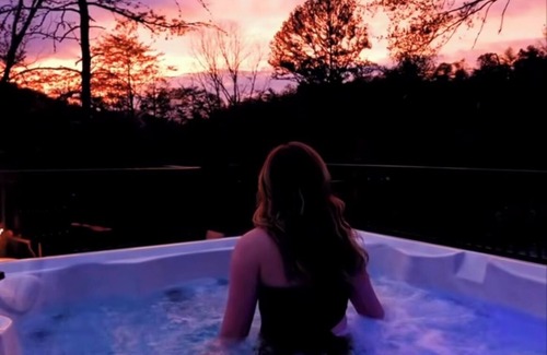 Omaha Casa | Ozark Outside Oasis Creek-View Hot Tub* Bkfast inc