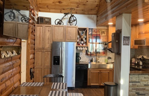 Licking Cabina | Ozark Retreat-a cozy cabin perfect for outdoor enthusiast or a place to relax.