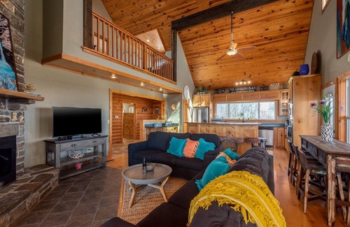 Jasper Cabina | Ozark Retreat with Mountain Views, Fire Pit, & Deck