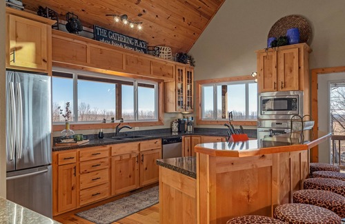 Jasper Cabina | Ozark Retreat with Mountain Views, Fire Pit, & Deck