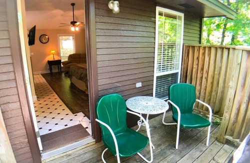 Eureka Springs Cabina | Ozark Spring Cabin 02 Cliff Side-King Bed, Spa Tub