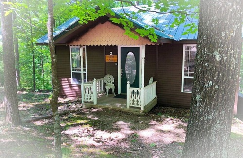 Eureka Springs Cabina | Ozark Spring Cabin 02 Cliff Side-King Bed, Spa Tub