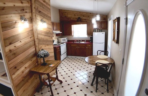 Eureka Springs Cabina | Ozark Spring Cabin 06 Spring Haven, King, Spa Tub