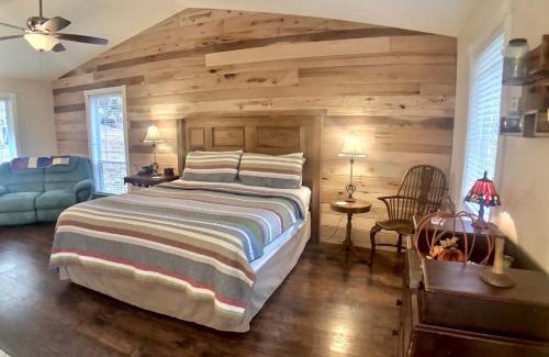 Eureka Springs Casa | Ozark Spring Cabin Rock Bluff 03 King Bed Spa Tub