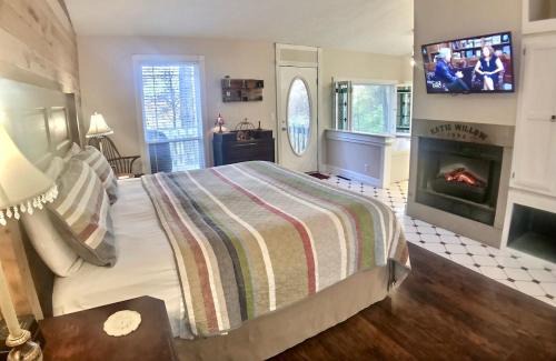 Eureka Springs Casa | Ozark Spring Cabin Rock Bluff 03 King Bed Spa Tub