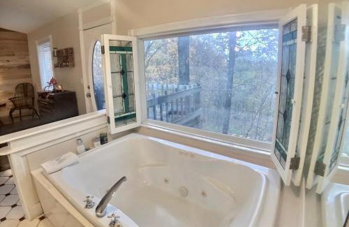 Eureka Springs Casa | Ozark Spring Cabin Rock Bluff 03 King Bed Spa Tub