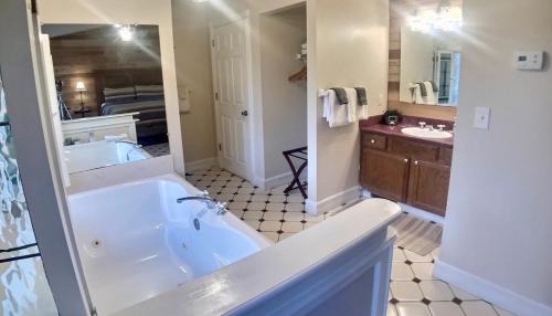 Eureka Springs Casa | Ozark Spring Cabin Rock Bluff 03 King Bed Spa Tub