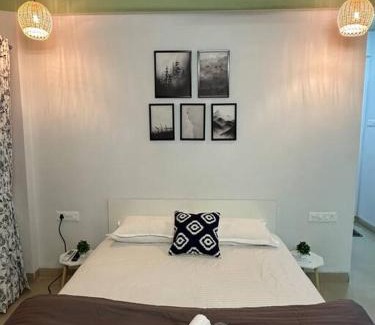 Koregaon Park Apartamento | Ozone Pvt Studio Apt with Balcony in Koregaon Park Near Osho Ashram